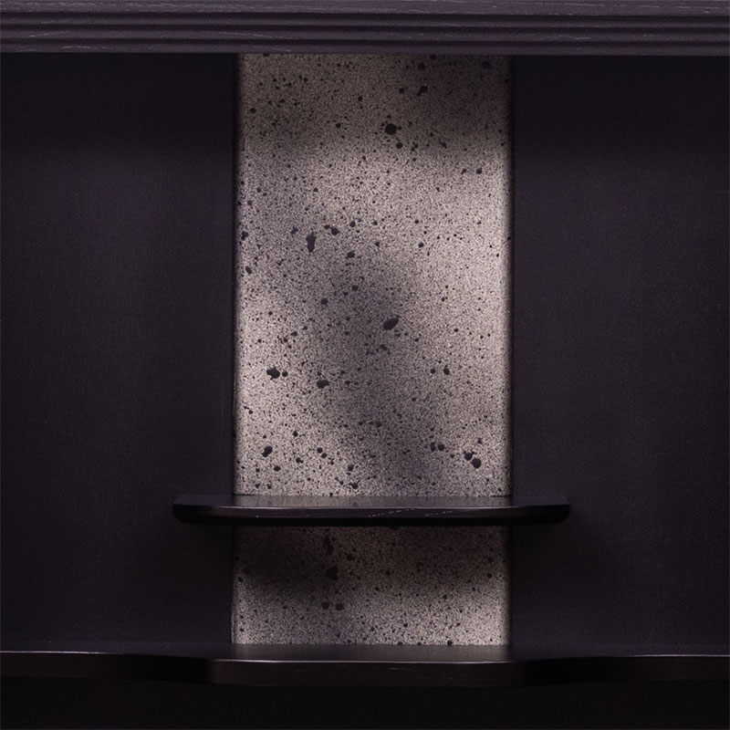 背板にはシルバー